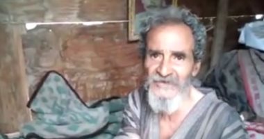 يعيش في حجرة ولا يجد قوت يومه.. مأساة عم أحمد القعيد منذ 10 سنوات