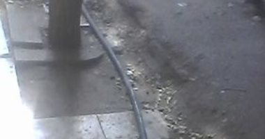 كابل كهرباء يعرض حياة المارة للخطر فى شارع عبد الحميد دياب بدار السلام 