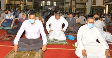 محافظ الدقهلية يؤدى صلاة الجمعة بمسجد النصر ويؤكد تطبيق إجراءات الوقاية..صور