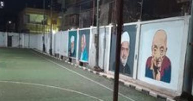 شبان ميت غمر  يرسمون على جدران مركز الشباب لوحات لرموز العمل الخيرى 