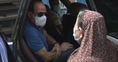 السيسى جابر الخواطر .. توقف ليسمع شكوى مسنة مريضة وأمر بتوفير كل احتياجاتها.. والسيدة تعرض أوراق علاجها على الرئيس وتدعو له : ربنا يخليك ويراضيك ياولدى والمصحف منتخباك..فيديو