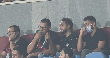 صور.. كهربا يحضر مواجهة الأهلي ودجلة من مدرجات ستاد القاهرة