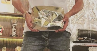 شقيق محمد رمضان يتسلم درع يوتيوب الماسى للأسطورة