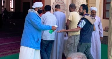 تعقيم المصلين قبل دخولهم لأداء صلاة الجمعة بمسجد الميناء الكبير بالغردقة..صور