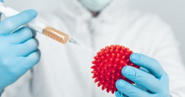 أطباء فرنسيون يطالبون بمنع التجمعات لوقف انتشار فيروس كورونا