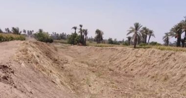 رئيس مدينة ملوى يوجه بسرعة إنهاء تطهير مخرات السيول