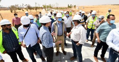 وزير الإسكان يتفقد العمل بمشروع الحدائق المركزية بالعاصمة الإدارية.. صور
