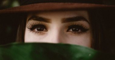 5 حيل بسيطة لتوسيع العينين بالمكياج لإطلالة أكثر جمالاً وجاذبية