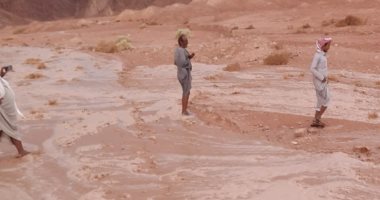 سقوط سيول بالمناطق الجبلية فى الكيلو 85 طريق "قنا - سفاجا".. صور