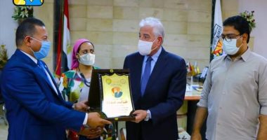 منطقة الكاراتيه بجنوب سيناء تهدى درع بطولتها للواء خالد فودة