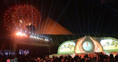 فيديو وصور.. مصر تٌبهر العالم بحفل قرعة كأس العالم لكرة اليد تحت سفح الأهرامات.. عمر خيرت يعزف أجمل الألحان الوطنية.. رئيس الوزراء ووزير الرياضة والخطيب على رأس الحضور.. و32 دولة مشاركة فى البطولة لأول مرة