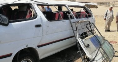  إصابة 12 شخصا إثر انقلاب سيارة ميكروباص بقنا.. صور