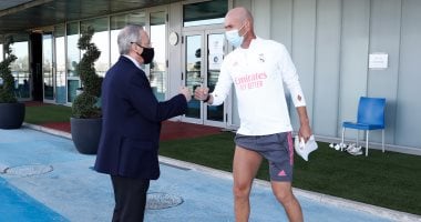 فلورنتينو بيريز يفاجئ لاعبي ريال مدريد بزيارة المران.. صور