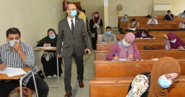 نائب رئيس جامعة أسيوط يتفقد أعمال امتحانات الدراسات العليا 