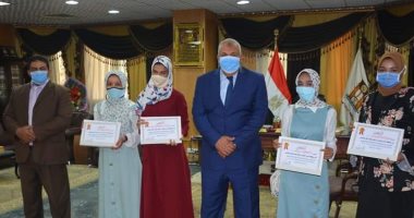 محافظ الوادي الجديد يكرم أوائل شهادة الدبلومات الفنية ويمنحهم مكافآت مالية 