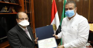محافظ المنوفية يكرم وكيل الصحة السابق تقديرا لمجهوداته