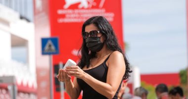 موضة الكمامة تفرض نفسها على أزياء مهرجان فينيسيا السينمائى الدولى