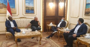أحمد أحمد يصل القاهرة ويجتمع مع أبو ريدة لدراسة موقف أبطال أفريقيا