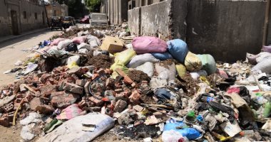تراكم القمامة بشارع عبد الرازق بساحل روض الفرج يزعج الأهالى