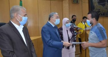 محافظ المنيا يسلم 63 مشروعا تنمويا لمواطنى 6 مراكز.. صور