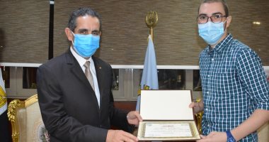 محافظ الغربية يستقبل الطالب محمد علي سعد قاهر السرطان.