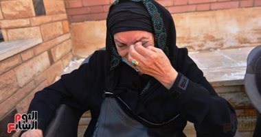 صور.. حضور أشرف زكى ومنير مكرم وبكاء رجاء حسين فى مقابر الراحلة عايدة كامل