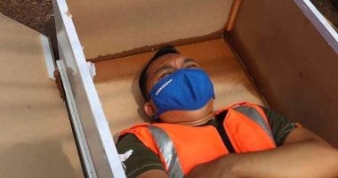 البس الكمامة احسنلك.. شرطة إندونيسيا تعاقب رافضى الأقنعة بوضعهم فى تابوت