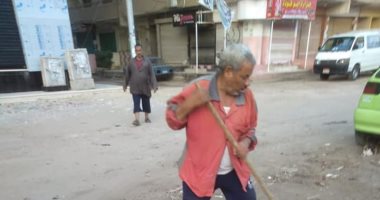حملة نظافة لرفع تراكمات القمامة وإصلاح أعمدة الإنارة بشوارع المحلة.. صور