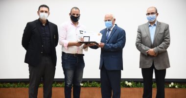 محافظ بورسعيد يكرم طالبات قسم الكهرباء وتجميع ضفائر السيارات بمدرسة زويل