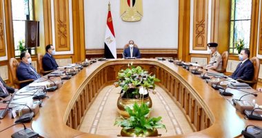السيسى يجتمع بمدبولى ووزراء الدفاع والداخلية والمالية والنقل ويوجه بالبدء الفورى فى إنشاء منظومة النقل الذكى وفقاً لأعلى المعايير العالمية..والتوسع فى تطبيق المراحل الأولى للمنظومة لتشمل 20 محوراً رئيسياً