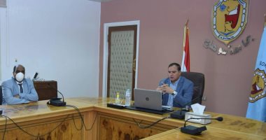 رئيس جامعة سوهاج يناقش مشروع تجهيز أول مركز للامتحانات الإلكترونية