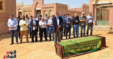 انهيار الفنانة رجاء حسين في جنازة عايدة كامل.. ألبوم صور