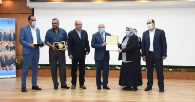 محافظ بورسعيد يكرم وكيل وزراة الشباب ومدير المديرية للحصول على جائزة الإبداع 