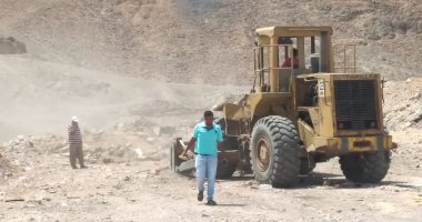 تطهير برابخ مخرات السيول بمنطقة زرزارة جنوب سفاجا.. صور 