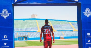 رمضان صبحى بقميص بيراميدز وقناع "لاكاسا دى بابيل" فى الدفاع الجوى.. صور