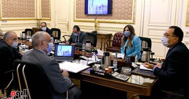 الحكومة: إزالة كافة أنواع الإعلانات التجارية المتعدية على حرم الطرق والمخالفة