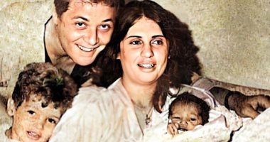 كريم محمود عبد العزيز يسترجع ذكريات الطفولة بصورة نادرة مع الأسرة