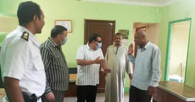 السكرتير المساعد لمحافظة اسوان يتفقد اللجان الانتخابية بادفو