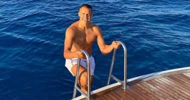 سانشيز يستمتع بإجازته وسط البحر على نغمات أغانى محمد عساف.. فيديو وصور