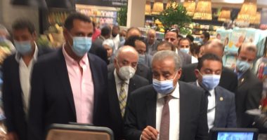 وزير التموين يفتتح أول منفذ لطرح السلع بالشراكة مع القطاع الخاص.. صور