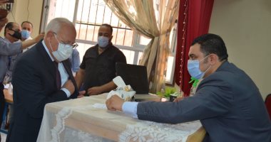 محافظ بورسعيد يدلى بصوته فى انتخابات الإعادة لمجلس الشيوخ.. صور