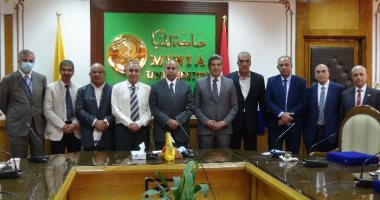 رئيس جامعة المنيا يُكرم مديرى المستشفيات السابقين.. صور