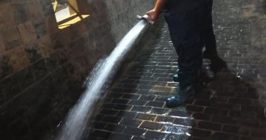 نائب محافظ الغربية يشهد تجربة عمليه للتعامل مع الأمطار بأنفاق طنطا.. صور
