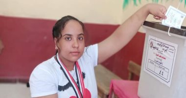 بطلة الجمهورية فى تنس الطاولة لمتحدى الإعاقة تدلى بصوتها فى انتخابات الشيوخ بالإسماعيلية
