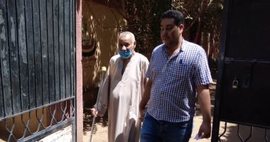 مسن يدلي بصوته في جولة الإعادة بانتخابات الشيوخ في قنا بالعكاز.. صور