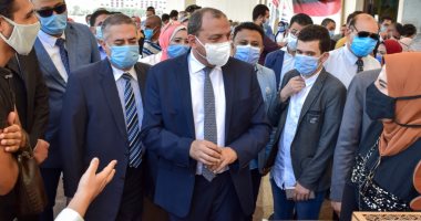 رئيس جامعة بنى سويف يحتفى بمشروعات تخرج أول دفعة لكلية علوم ذوى الهمم 