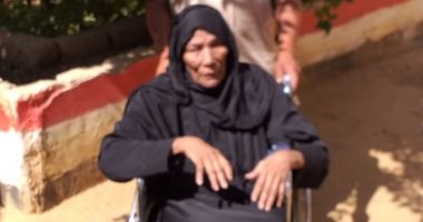 "فرحانة" تدلى بصوتها فى انتخابات الشيوخ بأسيوط على كرسى متحرك