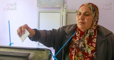 صور.. المرأة تتصدر المشهد فى جولة الإعادة اانتخابات مجلس الشيوخ بالهرم