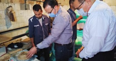 محافظ الشرقية يفاجئ مخابز قرية كفر العزازى للتأكد من وزن وجودة الخبز.. صور