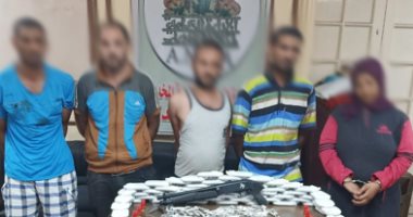 "الداخلية" عين تحرس الانتخابات وأخرى تكافح الجريمة.. مساعدة كبار السن والمرضى بمحيط اللجان.. ضبط نصف طن هيروين وحشيش وبانجو و2 مليون قرص مخدر.. و422 شخصاً لتعديهم على الزراعات وأملاك الدولة ومخالفة وقف البناء